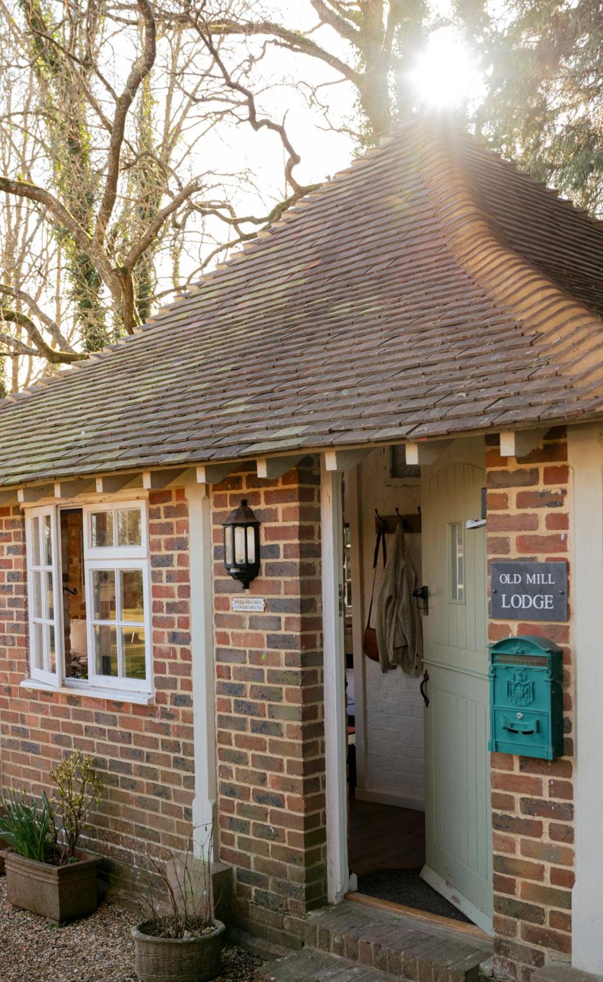 Old Mill Lodge By Huluki Sussex Stays Hurstpierpoint Luaran gambar